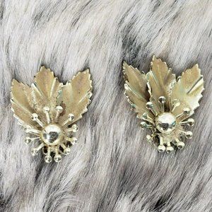 Coro Vintage‎ Women's Gold Floral/Leaf Clip On Earrings